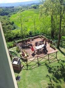 The Family gathered on the terrazza, taken from our lofty kitchen window. Foto J Finnigan