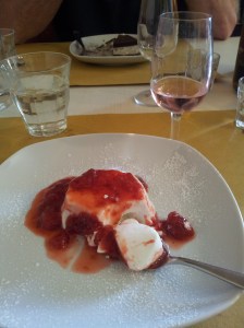 Rosolio alla Rosa and panacotta. Foto J Finnigan