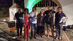 Rock Chick Band group hug before the concert. Foto P Finnigan