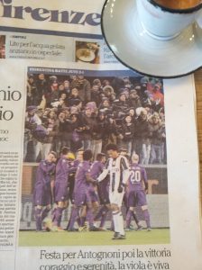 The lilac boys and a dejected Juventus player. La Repubblica