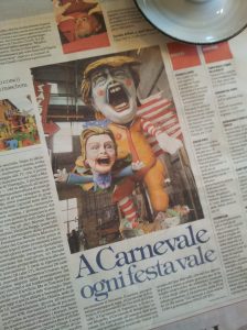 Donald about to gobble up Hilary. fot La Reppublica