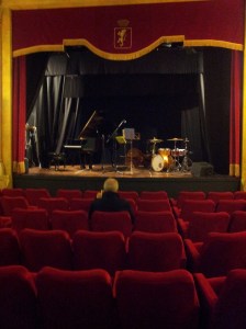 The cosy theatre before the concert. Foto J Finnigan
